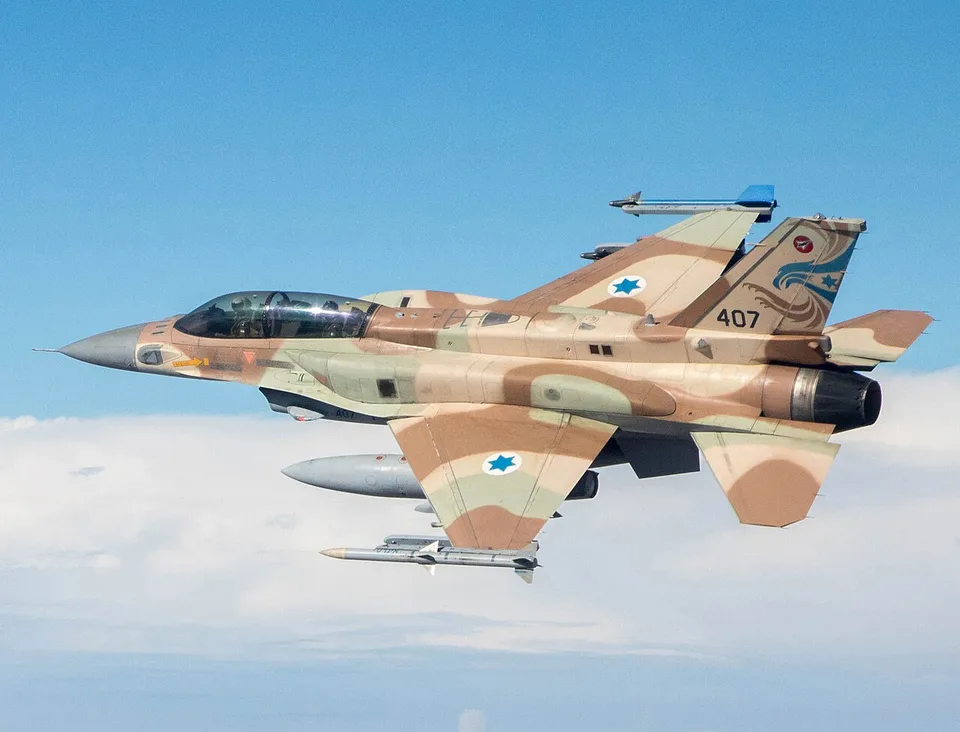 מטוס קרב ממריא על רקע שמיים כחולים.