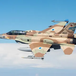 מטוס קרב ממריא על רקע שמיים כחולים.