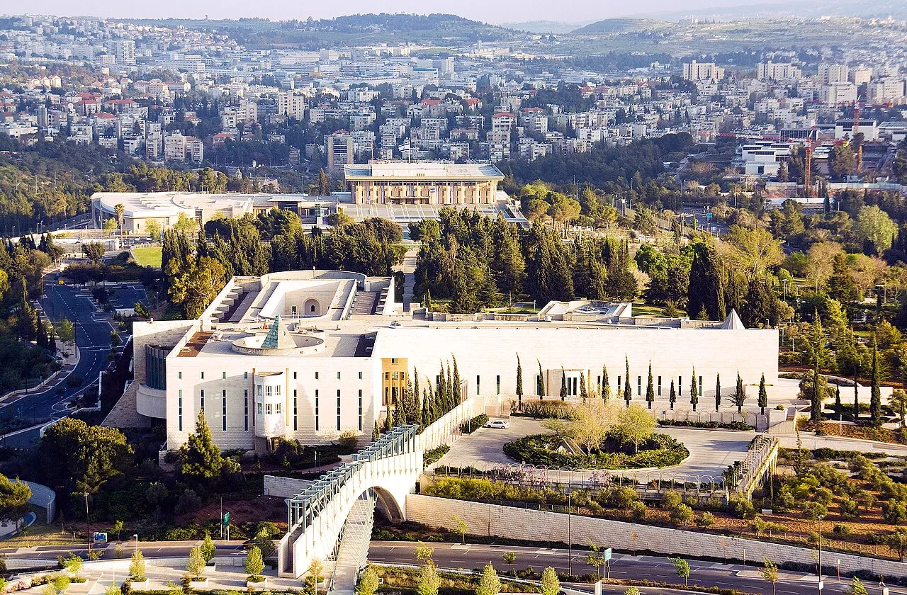 קריאה לעבר נשיא העליון בטקס הממלכתי: "לא מגיע לך להניח זר"